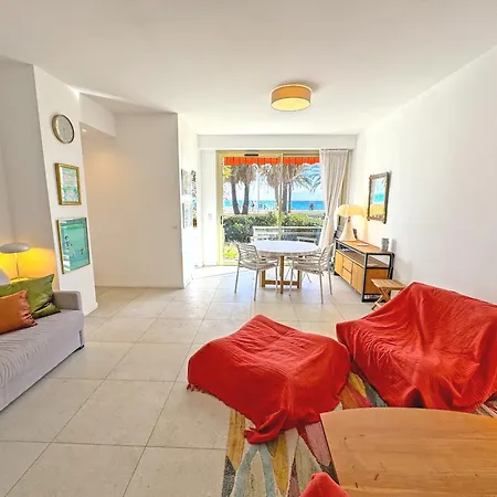 Cosy Sea Front Garden Apartment