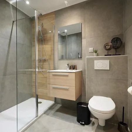 06r - Modern - Vieux Appartement *