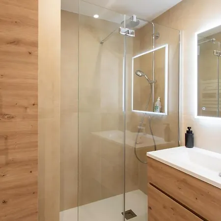 #41 Staywizus - Flat For 6, 3 Bdr Parking Wifi 5mins Walk Tram T1