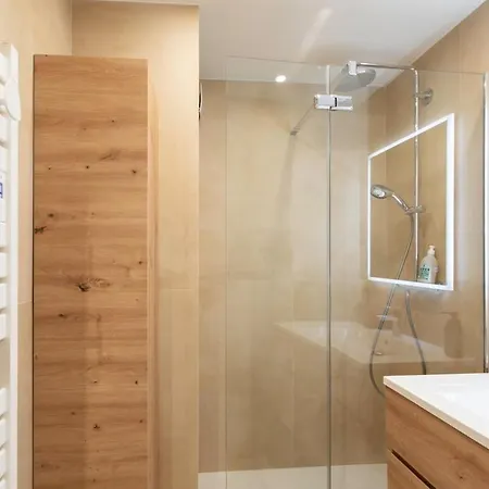 #41 Staywiz Us - Flat For 6, 3 Bdrs Parking Wifi 5mins Walk Tram T1 Apartment