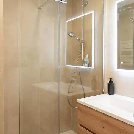 #41 Staywizus - Flat For 6, 3 Bdr Parking Wifi 5mins Walk Tram T1 *
