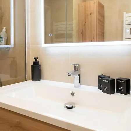 Apartment #41 Staywizus - Flat For 6, 3 Bdr Parking Wifi 5mins Walk Tram T1 Nice