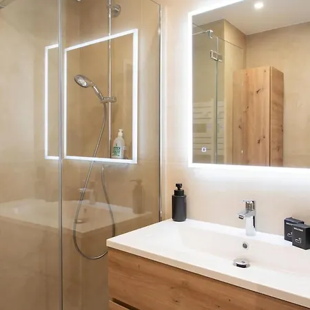 #41 Staywizus - Flat For 6, 3 Bdr Parking Wifi 5mins Walk Tram T1 *