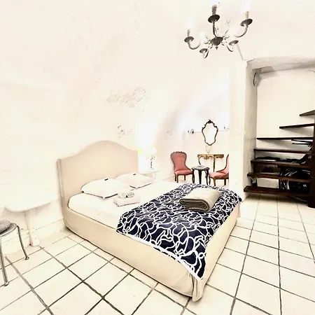 Riviera: Charming 4-room Beachside In Old Town 3*