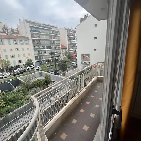 Spacieux 2 Minutes De La Apartment
