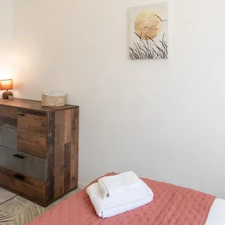 L38 Staywizus - Fleur 7min Walk To Beach, Free Parking Balcony & Ac