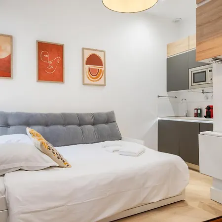 Charme Niçois Avec Terrasse En Appartement *