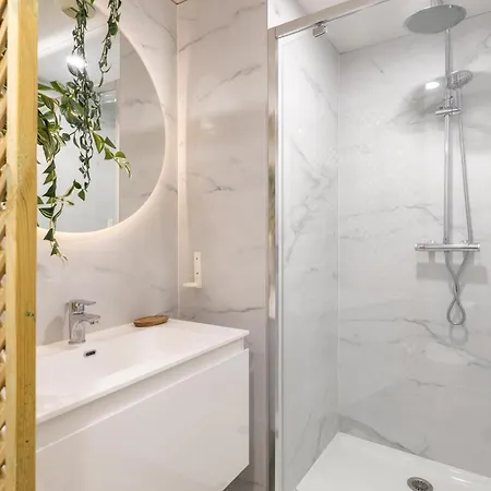 New! Remodeled In The Heart Of Nice, 3 Min, 2br, Ac, Elevator, Amazing Little Terrace, Location! Apartment