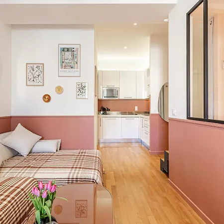 Apartment New! Remodeled In The Heart Of Nice, 3 Min, 2br, Ac, Elevator, Amazing Little Terrace, Location! Nice