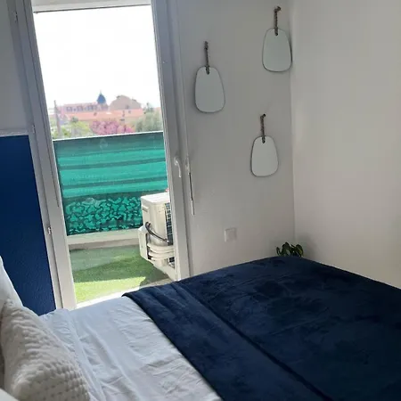 French Riviera, Parking Gratuit, Tram L1 Au Pied De L'immeuble Nice