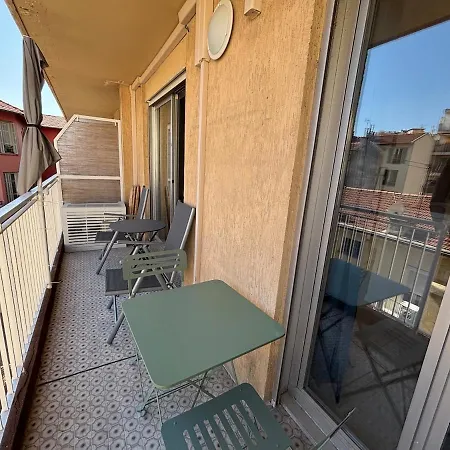 Cozy With Balcony Close To Garibaldi Apartment