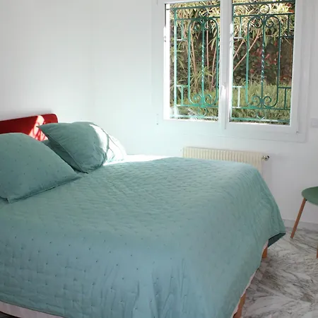 En Rez De Jardin Dans A Apartment