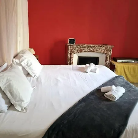 Large Pleasant Center King Size Bed Apartment *