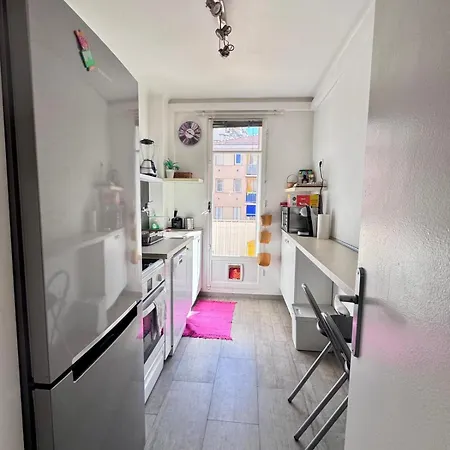 Spacious 2 Bedrooms With Parking To Port Of *