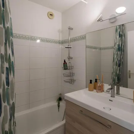 #46 Staywizus - Terrace Ac 4mins Walk Sea Tram T2 Airport Port Apartment