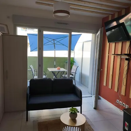 Appartement Calme Et Paisible, Climatisé Avec Terrasse Au Dernier étage, 100m Du Tramway Et 20 Min De La Promenade Des Nice