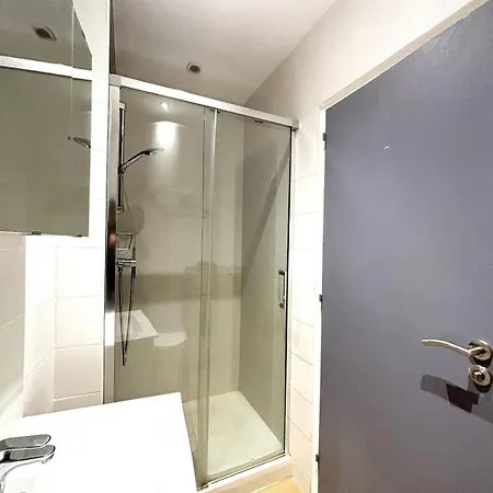 With A Mobility Lease In The Carre D'or Apartment *