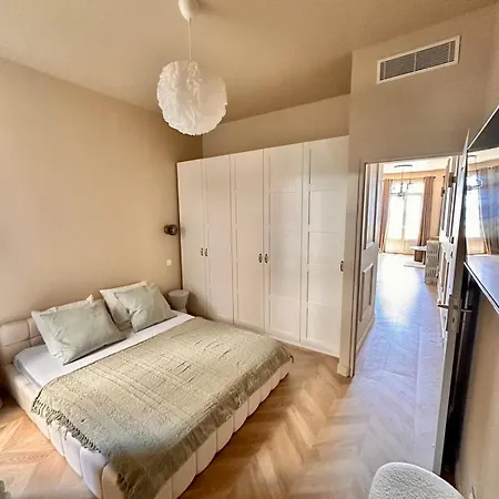 Le Petit Palace Apartment *
