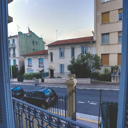 A 5 Minutes De La Nice