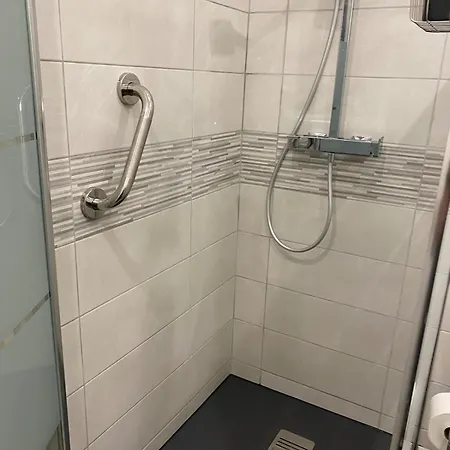 Spacious 2 Bedroom 1 Block From Beaches - And The Tram * Nice