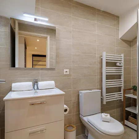 Massena Street - 1 Bdr Duplex With Ac & Parking Nice