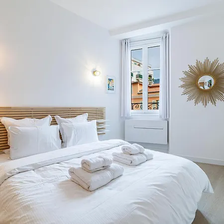 Sunlight - Archibald - Port Area, 2 Bedrooms, Stunning With Balcony & Parking *