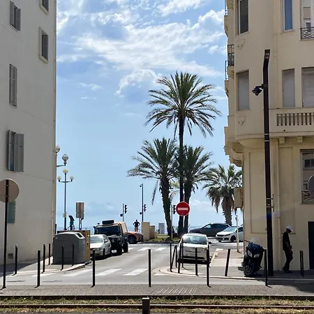 Spacious 2 Bedroom 1 Block From Beaches - And The Tram Appartement *