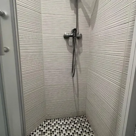 One Bedroom Near Train Station * Nice