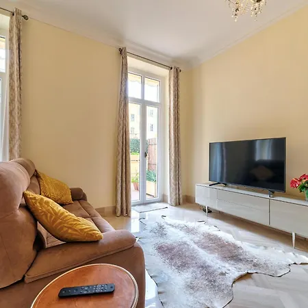 Elegant In Centre With Grand Terrace Appartement