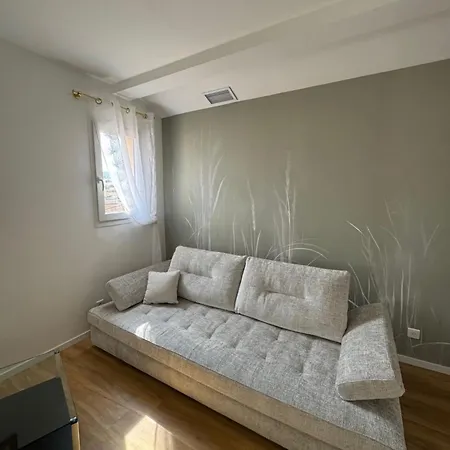 Renovated Luxury Cocoon Place Massena Apartment
