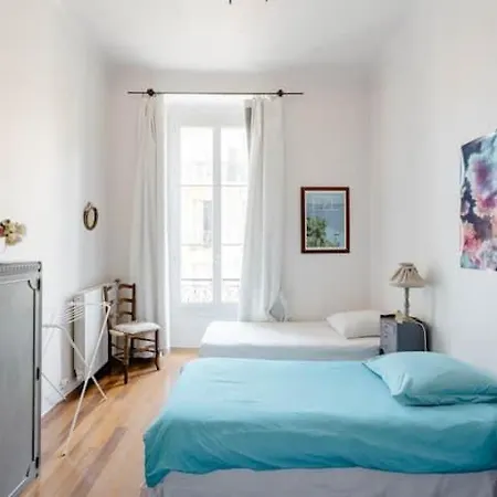 Homestay Guest Bedroom In Private Home, Quiet, Elegant, 10 Mins To Beach, 1 Triple And 1 Double Bedrooms *