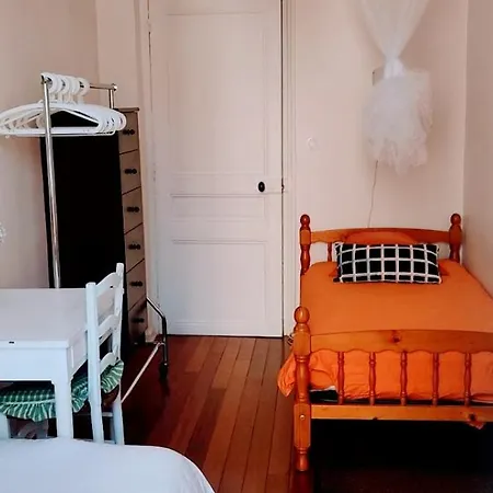 Guest Bedroom In Private Home, Quiet, Elegant, 10 Mins To Beach, 1 Triple And 1 Double Bedrooms Homestay *
