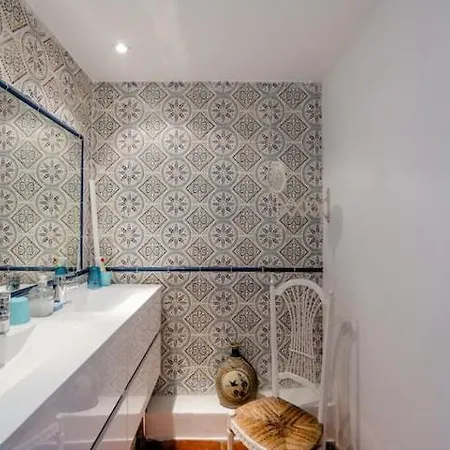Homestay Guest Bedroom In Private Home, Quiet, Elegant, 10 Mins To Beach, 1 Triple And 1 Double Bedrooms *
