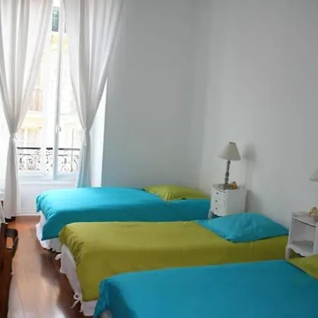 Guest Bedroom In Private Home, Quiet, Elegant, 10 Mins To Beach, 1 Triple And 1 Double Bedrooms Homestay Nice