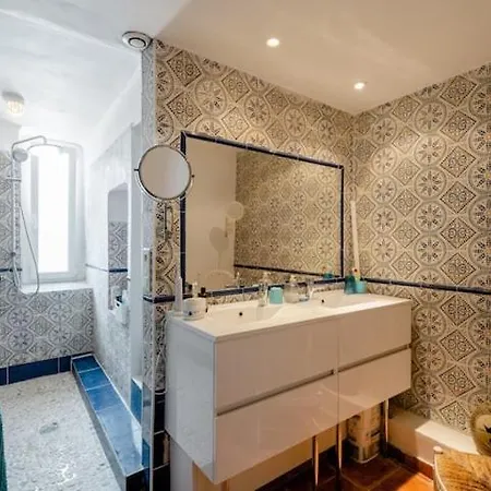 Guest Bedroom In Private Home, Quiet, Elegant, 10 Mins To Beach, 1 Triple And 1 Double Bedrooms *