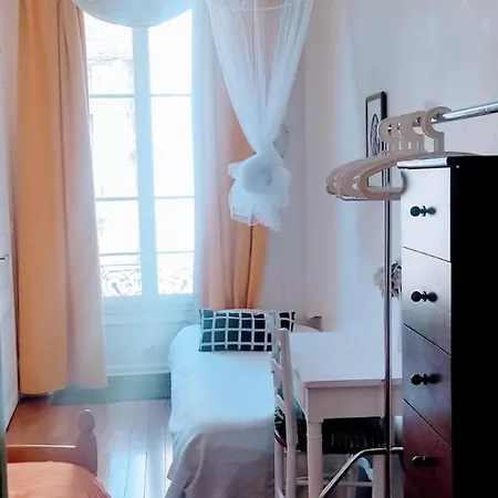 Homestay Guest Bedroom In Private Home, Quiet, Elegant, 10 Mins To Beach, 1 Triple And 1 Double Bedrooms