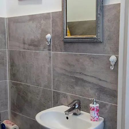 Guest Bedroom In Private Home, Quiet, Elegant, 10 Mins To Beach, 1 Triple And 1 Double Bedrooms Homestay