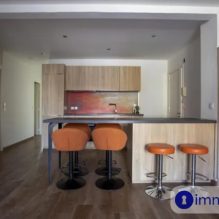 Neighborhood Liberation Apartment *