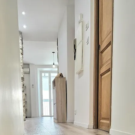 Apartment T2 With Contemporary Design And Air Conditioning