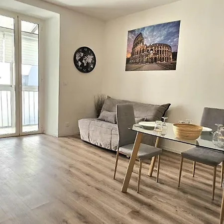 Apartment T2 With Contemporary Design And Air Conditioning *