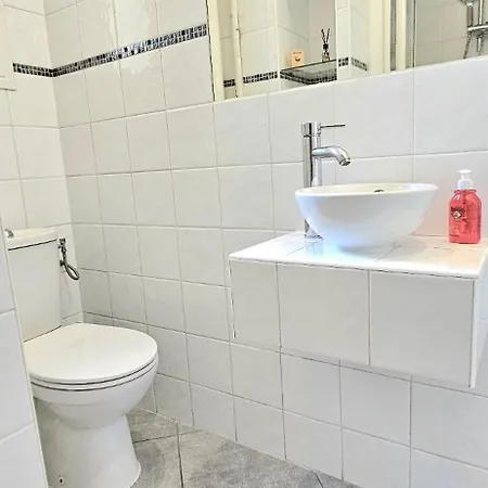 Apartment Cocoon Moderne, Close To Train Station & Shops