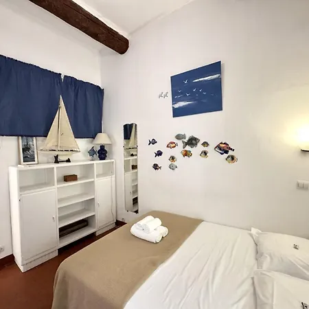 Apartment Riviera: Old Town Getaway, Steps From