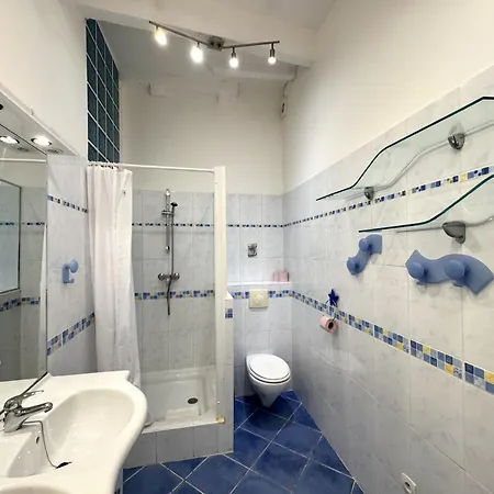 Riviera: Old Town Getaway, Steps From 3* Nice