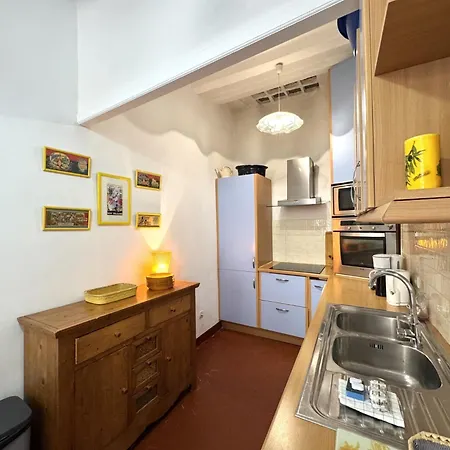 Apartment Riviera: Old Town Getaway, Steps From