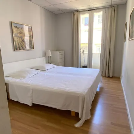 Apartment 1 Bedroom Flat In The Street Nice