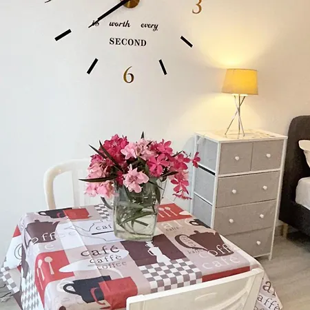 Apartment Place,1 Min To The Beach, *