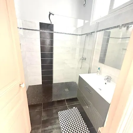 Apartment Large Flat W Balcony Centre Nice