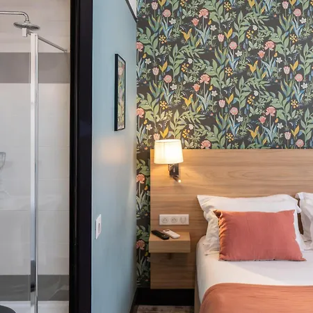 Hotel De France, Un Ammi