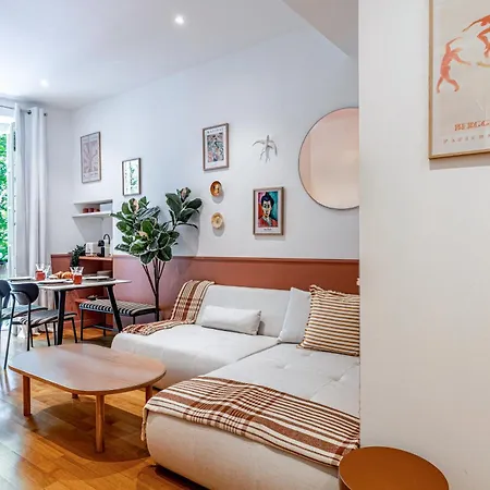 Apartment New! Remodeled In The Heart Of Nice, 3 Min, 2br, Ac, Elevator, Amazing Little Terrace, Location! *