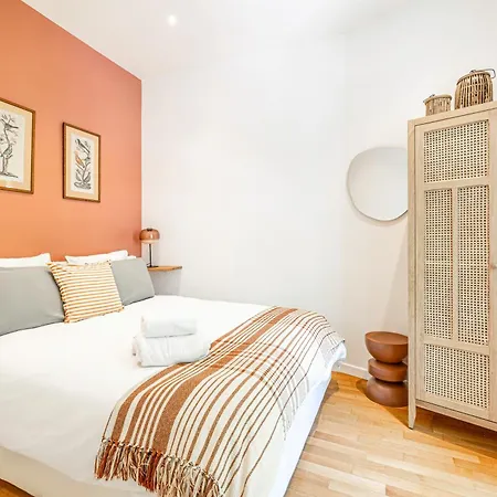 New! Remodeled In The Heart Of Nice, 3 Min, 2br, Ac, Elevator, Amazing Little Terrace, Location! Apartment *
